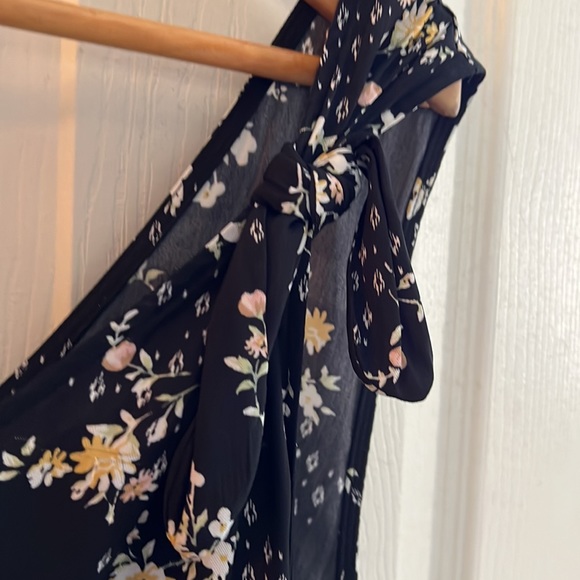 Floral black top - Picture 3 of 6